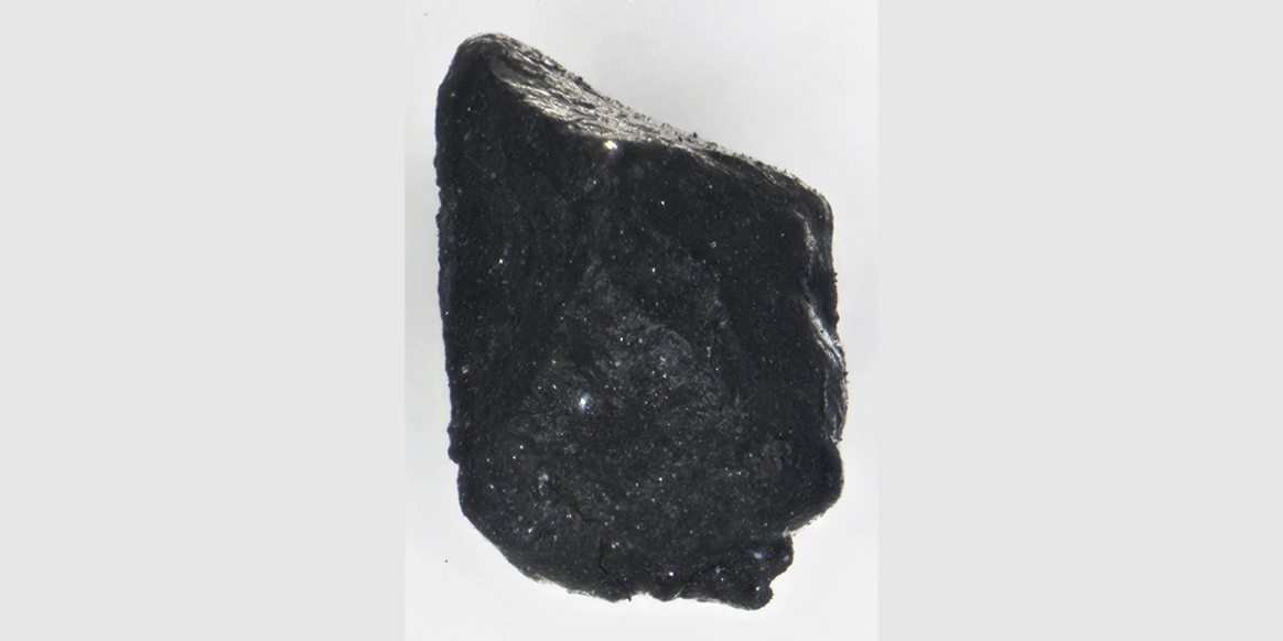 展示される小惑星リュウグウの粒子　画像提供：JAXA